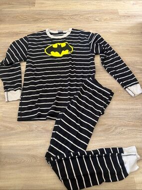 Hanna Andersson Black & White Striped Batman Pajama Set with Yellow Logo men’s L
